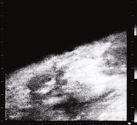 Mariner 4Op de fotos die de sonde maakte bleek Mars teleurstellend veel op de maan te lijken vol kraters zonder tekenen van leven
