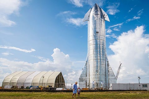 StarshipAls het aan Elon Musk ligt kunnen mensen met dit nostalgisch uitziende ruimtevaartuig dat momenteel in Texas wordt gebouwd naar de maan naar Mars en verder weg