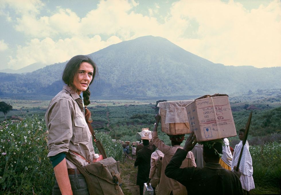 Dian Fossey voor de vulkaanBisoke in het Virungamassief In 1967vestigde Fossey hier het KarisokeResearch Center dat nog altijd actief is