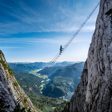 via ferrata een klimmer bestijgt een via ferrata in de alpen in oostenrijk