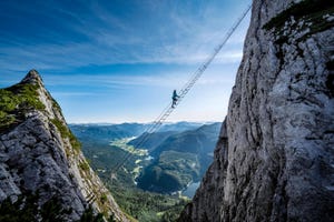 een klimmer bestijgt een via ferrata in de alpen in oostenrijk