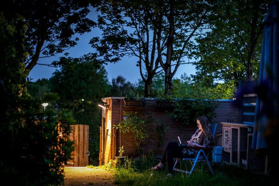 Hanny van Arkel is een deelnemer van Galaxy Zoo een online burgerwetenschapsproject dat vrijwilligers uitnodigt om sterrenstelsels te helpen classificeren Op een zomeravond in 2007 ontdekte ze een blauwe waas onder haar geclassificeerde sterrenstelsel De gaswolk die veel mediaaandacht kreeg werd later naar haar vernoemd Hannys Voorwerp