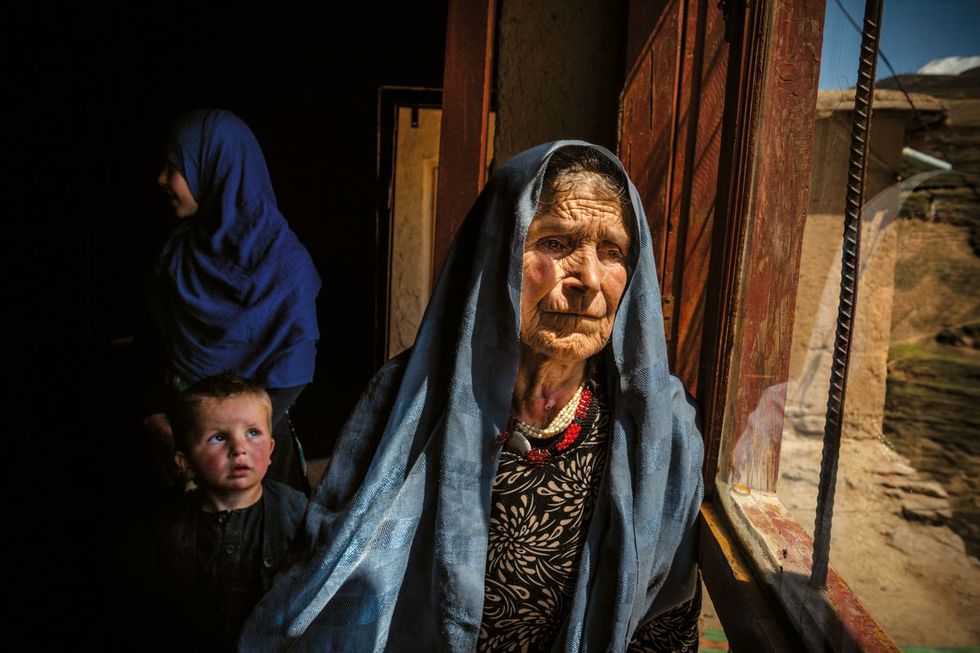 Hafiza staart uit het raam van haar huisje bij Faizabad waar ze naartoe is gevlucht toen de Taliban in 2019 haar dorp veroverden Toen een van haar vier zonen zich bij de Taliban aansloot smeekte ze zijn commandant om hem naar huis te sturen Je hebt twee zonen aan de regering gegeven en een aan een burgermilitie was zijn antwoord Deze jongen is voor ons