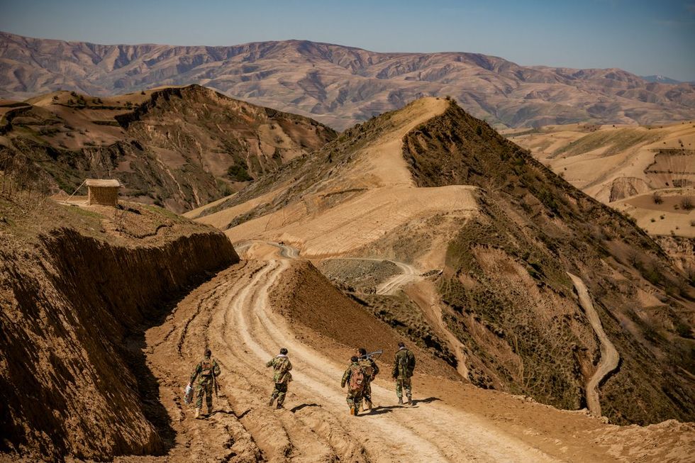 Na vier weken dienst op een post aan het front in de provincie Badachsjan moeten deze Afghaanse militairen vijf uur lopen om provinciehoofstad Faizabad te bereiken De Taliban veroverden het gebied begin juli waarbij ze veel regeringsgezinde militairen doodden of gevangennamen
