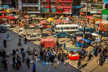 Op de Kote Sangibazaar in het westen van Kaboel is het tijdens de ramadan al vroeg in de ochtend een drukte vanjewelste De meesten van de 39 miljoen Afghanen zijn soennitisch De sjiitische minderheid is vaak het doelwit van militante jihadisten