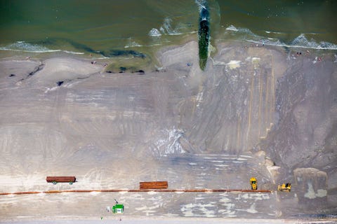 Versterking van de dijken van Borkum het grootste van de OostFriese Waddeneilanden