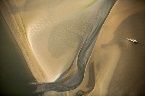 Een platbodem is droog komen te liggen op Het Rif een zandbank tussen Ameland en Schiermonnikoog een populaire rustplaats voor zeehonden