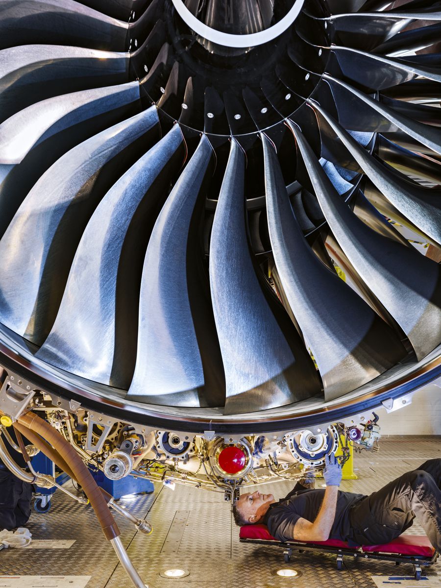 Een turbofanmotor wordt nagekeken in een RollsRoyce fabriek in het Engelse Derby Hoewel straalmotoren door geavanceerde ontwerpen en materialen tegenwoordig zuiniger en schoner zijn dan ooit is de luchtvaart nog lang niet groen RollsRoyce werkt aan een motor die op honderd procent duurzame brandstof kan vliegen de UltraFan