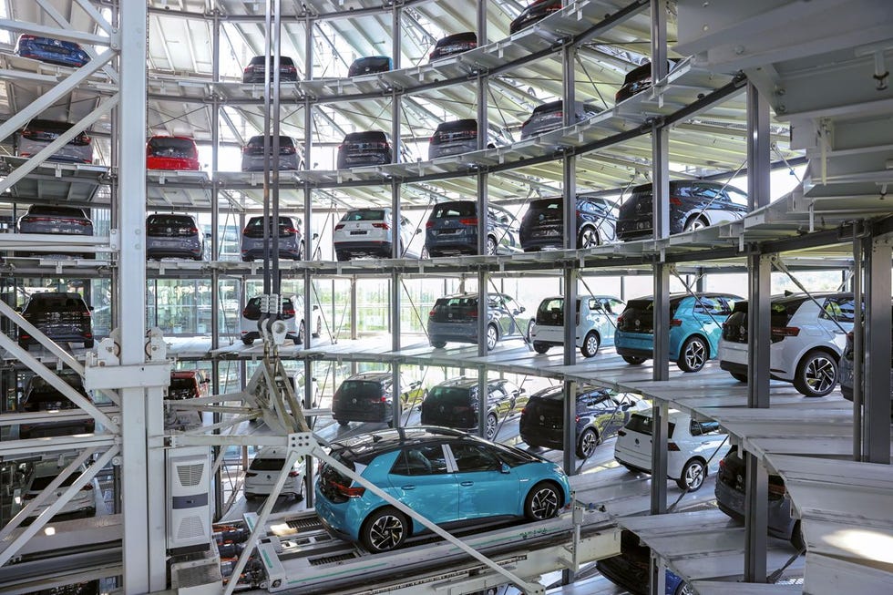 In Dresden wordt een elektrische Volkswagen ID3 met een lift van de assemblagehal naar een opslagtoren gebracht Volkswagen dat aanzienlijke imagoschade opliep door het zogeheten dieselschandaaltrok ruim 34 miljard euro uit voor de ontwikkeling van zeventig nieuwe modellen elektrische voertuigen Een daarvan is de ID4 een elektrische SUV die sinds eind vorig jaar verkrijgbaar is in Nederland