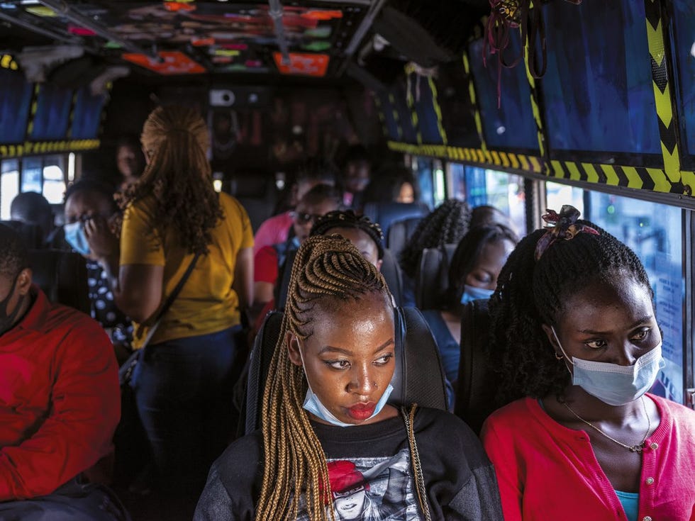 Uitbundig gedecoreerde matatus sieren het straatbeeld in de Keniaanse hoofdstad Nairobi In Kenia zoeken kleine startups naar goedkope oplossingen om de transportsector te verduurzamen