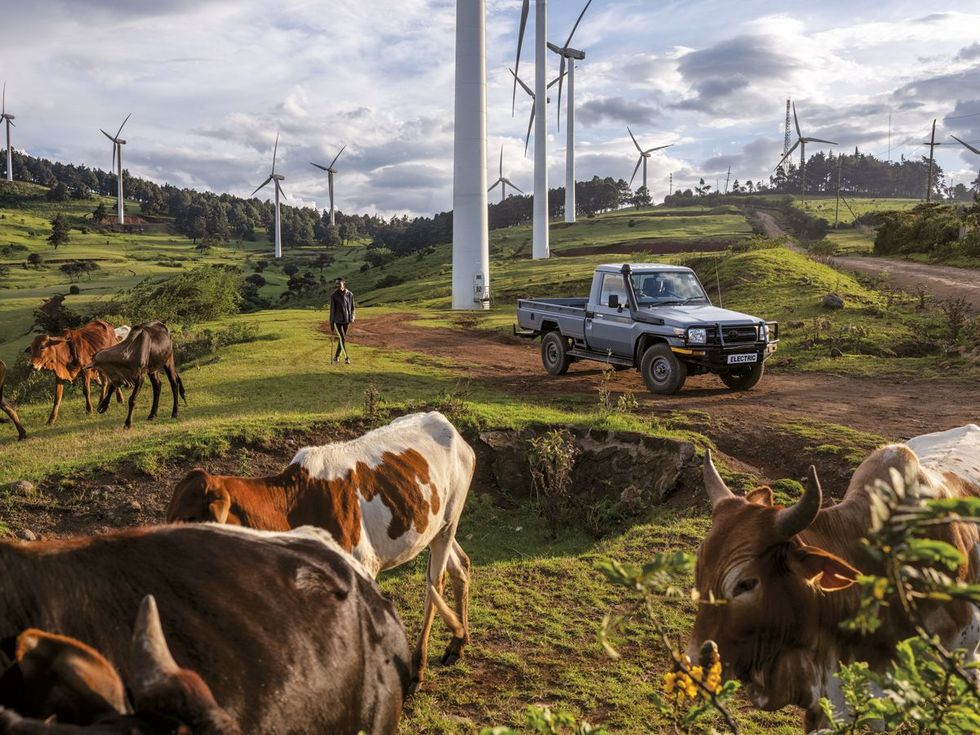 Een Toyota Land Cruiser die is omgebouwd tot een elektrische pickup maakt in Kenia een testrit bij het Ngong Hills Wind Power Station Ruim twee derde van de energie in het land wordt duurzaamopgewekt Daarnaast is Kenia van plan zijn CO2uitstoot verder terug te dringen Het verduurzamen van de transportsector zou eraan bijdragen die ambitie te verwezenlijken