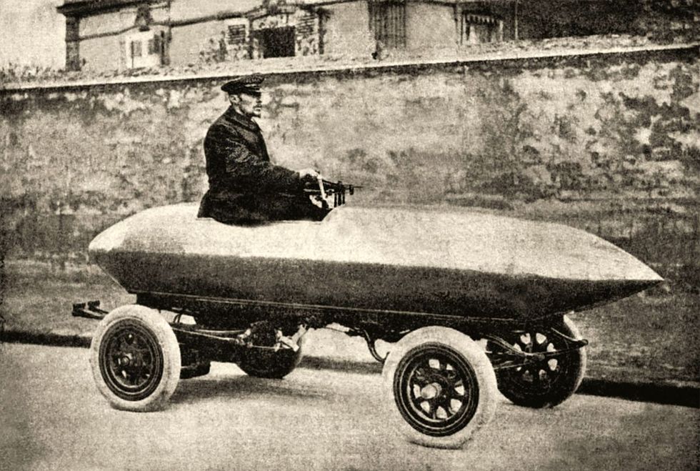 In 1899 haalt de Belgische La Jamais Contente als eerste EV een snelheid van honderd kilometer per uur