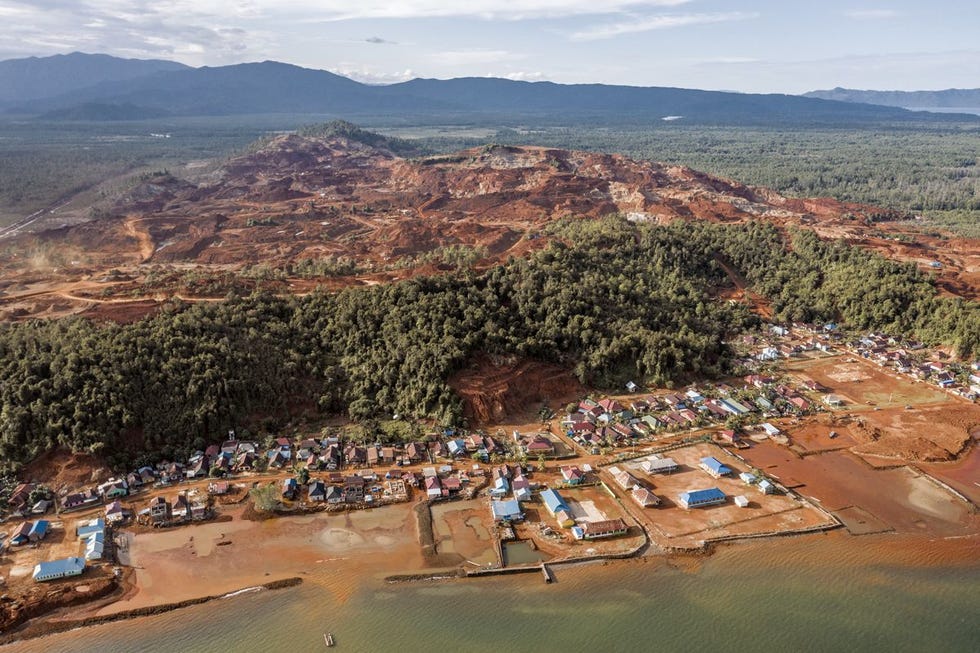 Voor het ontwikkelingen van batterijen zijn enorme hoeveelheden grondstoffen nodig zoals lithium nikkel kobalt mangaan en grafiet Mijnwerkers in de nikkelmijnen in Tapuemea en Tapunggaeya op het Indonesische eiland Sulawesi verdienen net zo veel als arbeiders in Jakarta Maar houtkap erosie en het afvloeien van schadelijke stoffen brengen het zeeleven in de omringende wateren schade toe