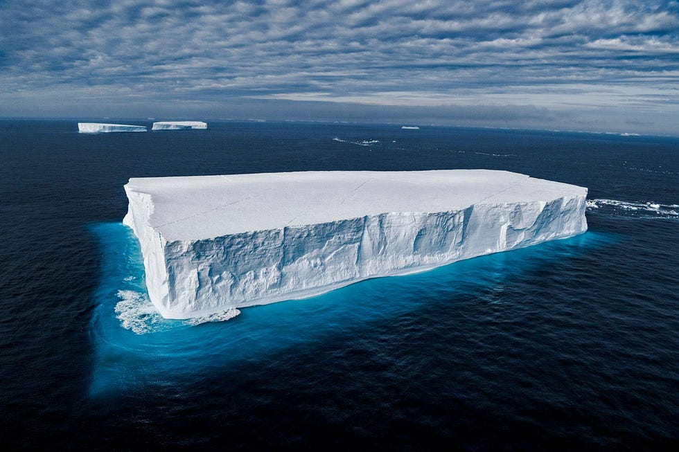 Slechts een tiende van deze ijsberg is zichtbaar boven het wateroppervlak Het deel eronder kleurt het water van de Antarctic Sound turquoise Deze nauwe doorgang aan de noordzijde van het schiereiland wordt Iceberg Alley genoemd omdat de ijsbergen die van de LarsenCijsplaat afkalven in de Weddellzee erdoorheen drijven