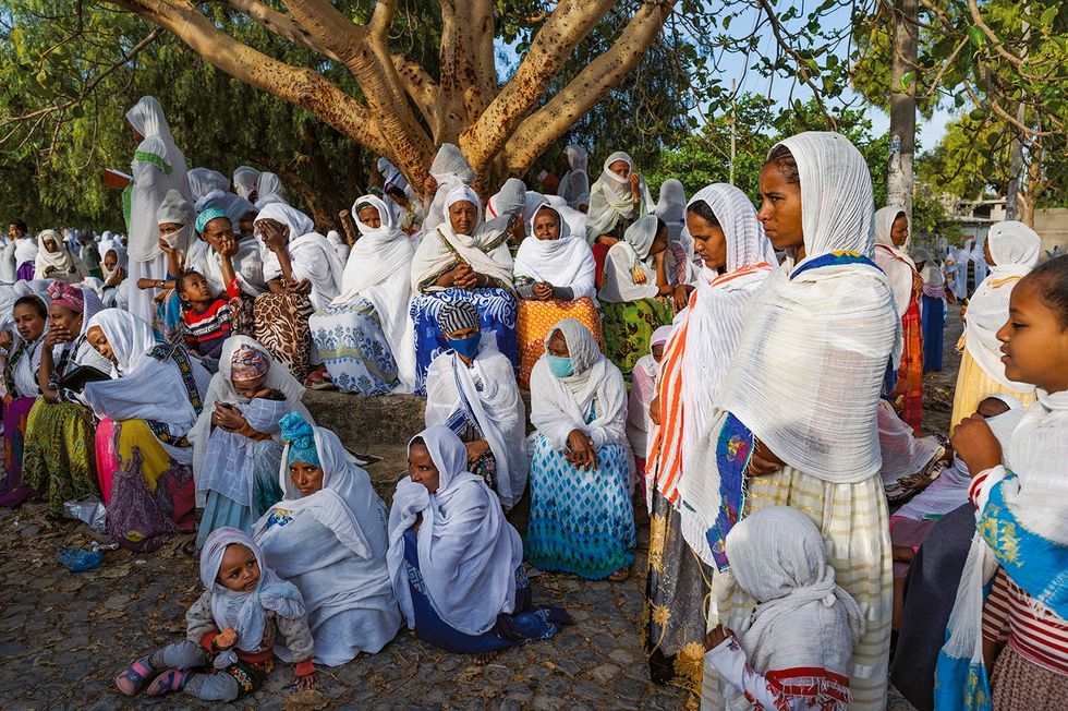 Orthodoxe christenen komen samen om te bidden bij de Selassiekerk in Mekele We rouwen om wat er om ons heen gebeurt zegt Tigist Yohannes We bidden en staan stil bij ons verdriet 44 procent van de Ethiopirs beschouwt zichzelf als orthodox in Tigray geldt dit zelfs voor 96 procent van de bevolking