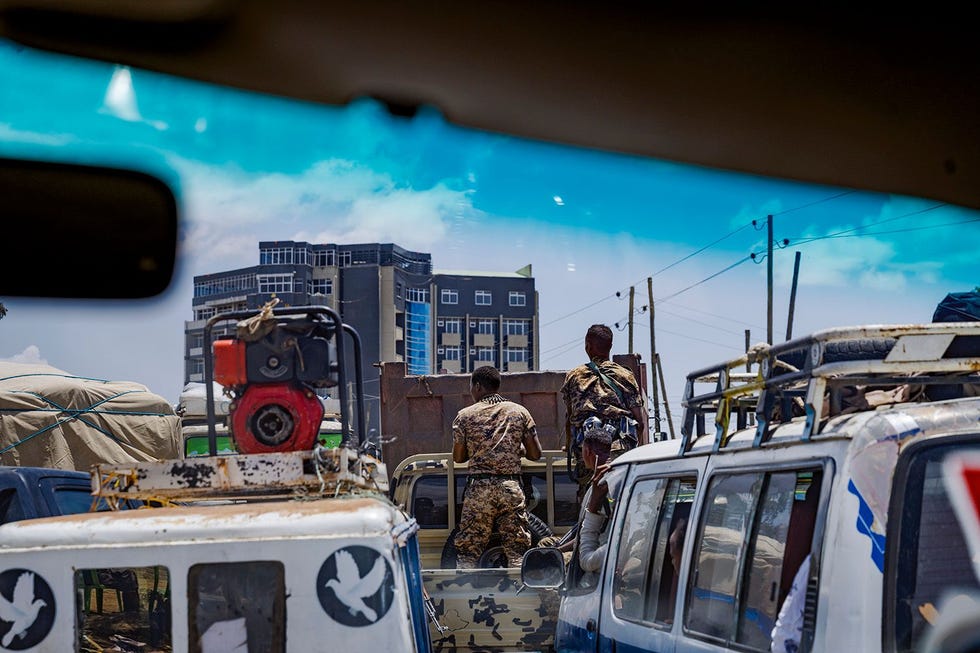 Op 14 mei trokken Ethiopische troepen door de straten van Mekele Kort nadat het conflict was opgelaaid namen zij de stad in Hierop vluchtten de politieke top en het regionale leger de omliggende heuvels in Eind juni heroverde het TPLF de stad