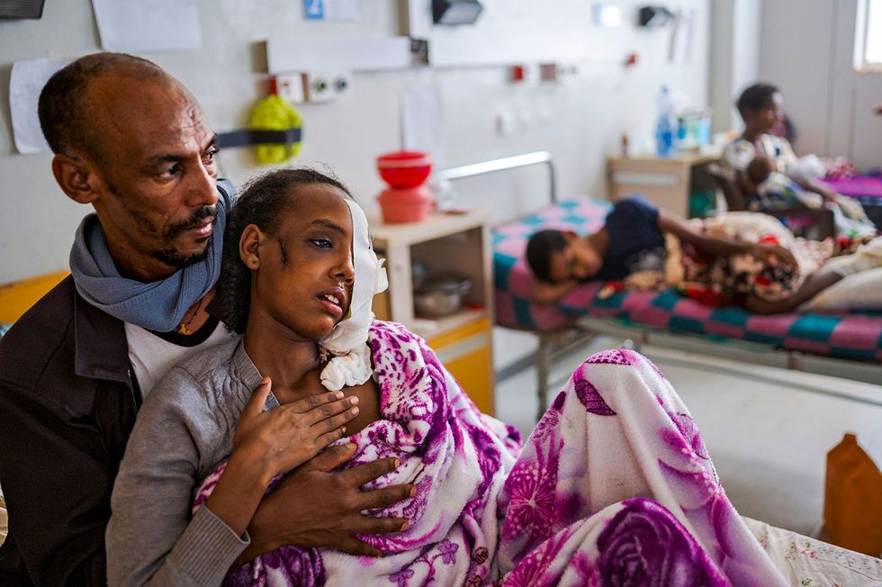 Gebray Zenebe houdt zijn dochter Beriha Gebray 15 vast Ze werd ten zuiden van Mekele door Eritrese militairen in het gezicht geschoten Pas na twee dagen wist het Gebray het dichtstbijzijnde ziekenhuis te bereiken Het is nu de tijd om te zaaien zegt hij maar we zitten hier met gewonde kinderen Wat hebben zij straks te eten Beriha is blind geworden