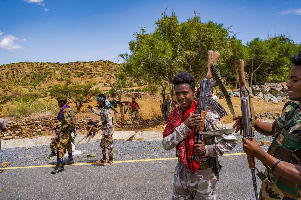 Militairen van het Volksbevrijdingsfront van Tigray TPLF patrouilleren in Adi Chilo een dorp waar een bloedbad heeft plaatsgevonden Inwoners vertellen dat Ethiopische en Eritrese troepen hier in februari een flinke nederlaag leden in gevecht met het TPLF Ter vergelding lieten ze in Adi Chilo talloze mannen executeren Veel van hen liggen begraven bij hun woning