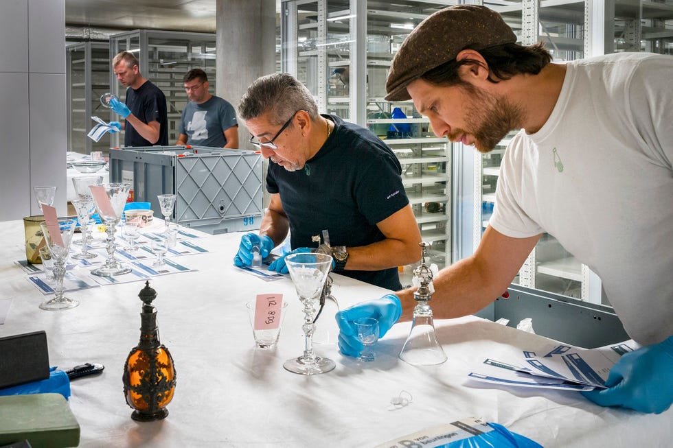 Museummedewerkers inspecteren na het uitpakken van het glaswerk elk kunstobject zorgvuldig op identiteit om eventuele verwisselingen in collectie te voorkomen
