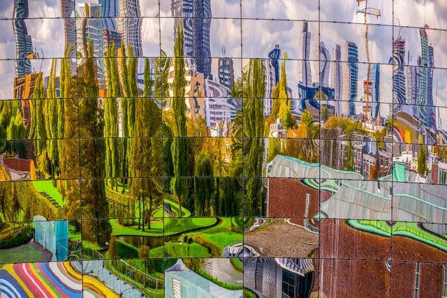 De skyline van Rotterdam weerspiegeld in enkele van de 1664 gevelpanelen van het Depot Boijmans Van Beuningen Het depot is vanaf 6 november geopend voor publiek