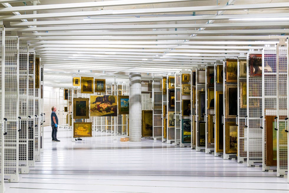 n de veertien compartimenten waar de kunstwerken zijn opgeslagen zoals de schilderijenzaal op de foto worden luchtvochtigheid en temperatuur stabiel gehouden