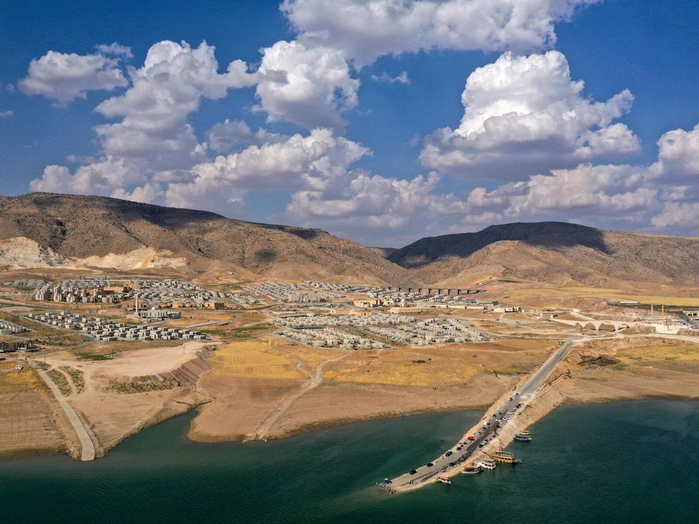 afbeelding in het zuidoosten van turkije, waar tientallen dorpen onder water verdwijnen door de aanleg van een stuwdam