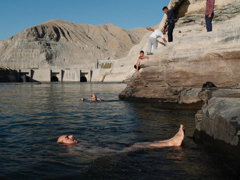 afbeelding in het zuidoosten van turkije, waar tientallen dorpen onder water verdwijnen door de aanleg van een stuwdam