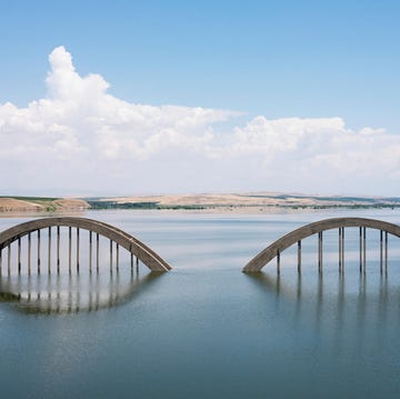 afbeelding in het zuidoosten van turkije, waar tientallen dorpen onder water verdwijnen door de aanleg van een stuwdam afbeelding in het zuidoosten van turkije, waar tientallen dorpen onder water verdwijnen door de aanleg van een stuwdam