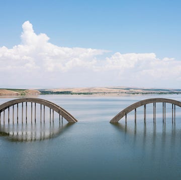 afbeelding in het zuidoosten van turkije, waar tientallen dorpen onder water verdwijnen door de aanleg van een stuwdam