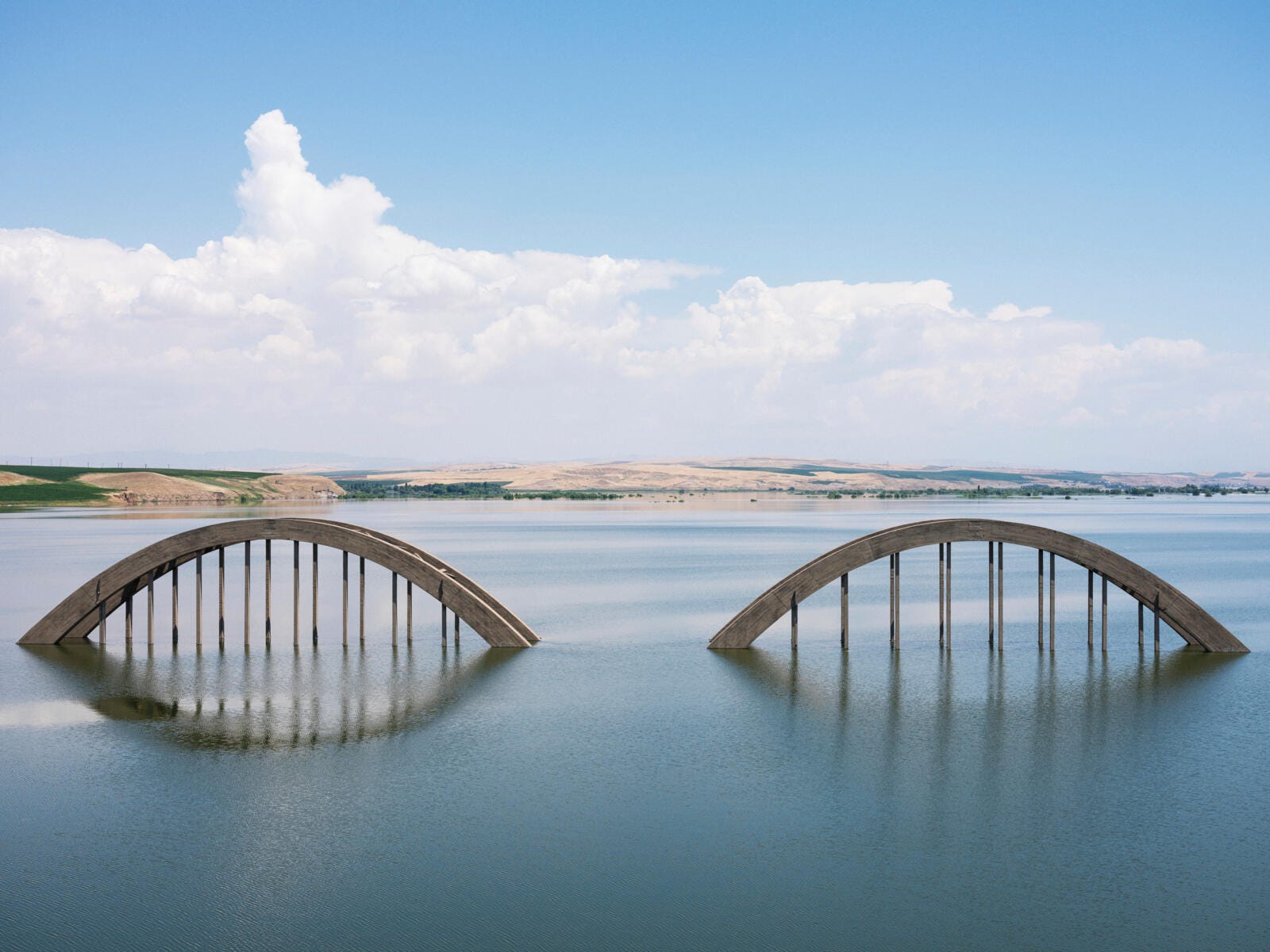 afbeelding in het zuidoosten van turkije, waar tientallen dorpen onder water verdwijnen door de aanleg van een stuwdam