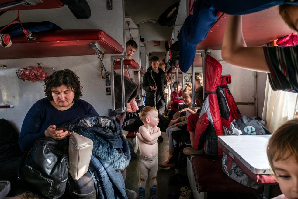 een evacuatietrein van lviv naar tsjop, aan de hongaarse grens