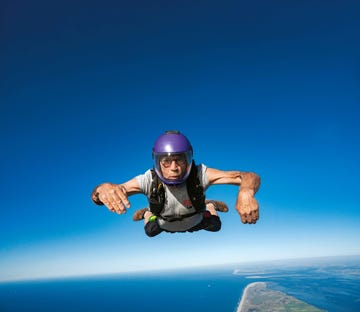 een oude man doet aan skydiving