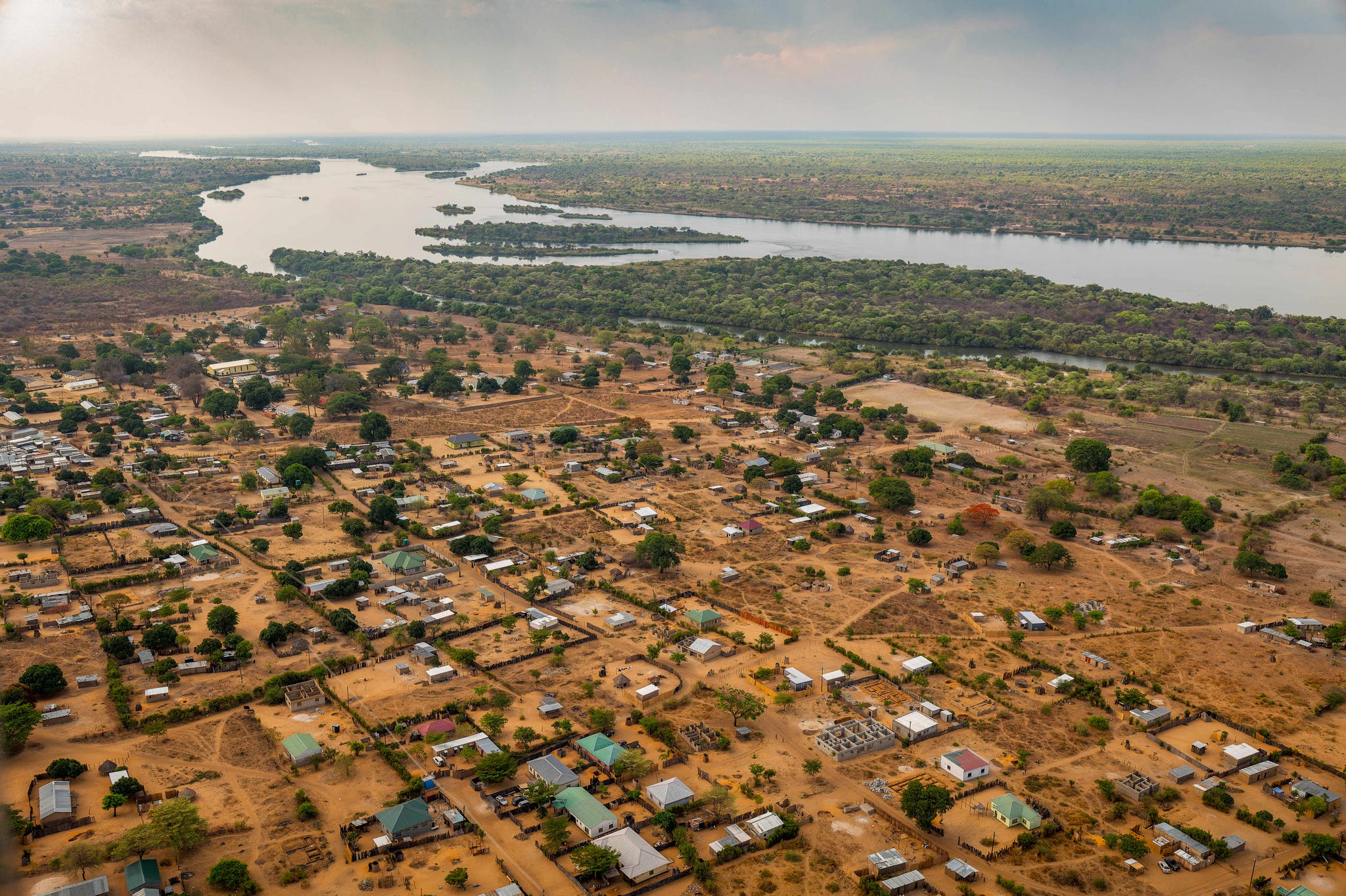 nederzettingen langs ﻿de zambezi, zoals hier ﻿in zambia, vormen ﻿obstakels voor dieren ﻿die ook bij de rivier ﻿willen komen