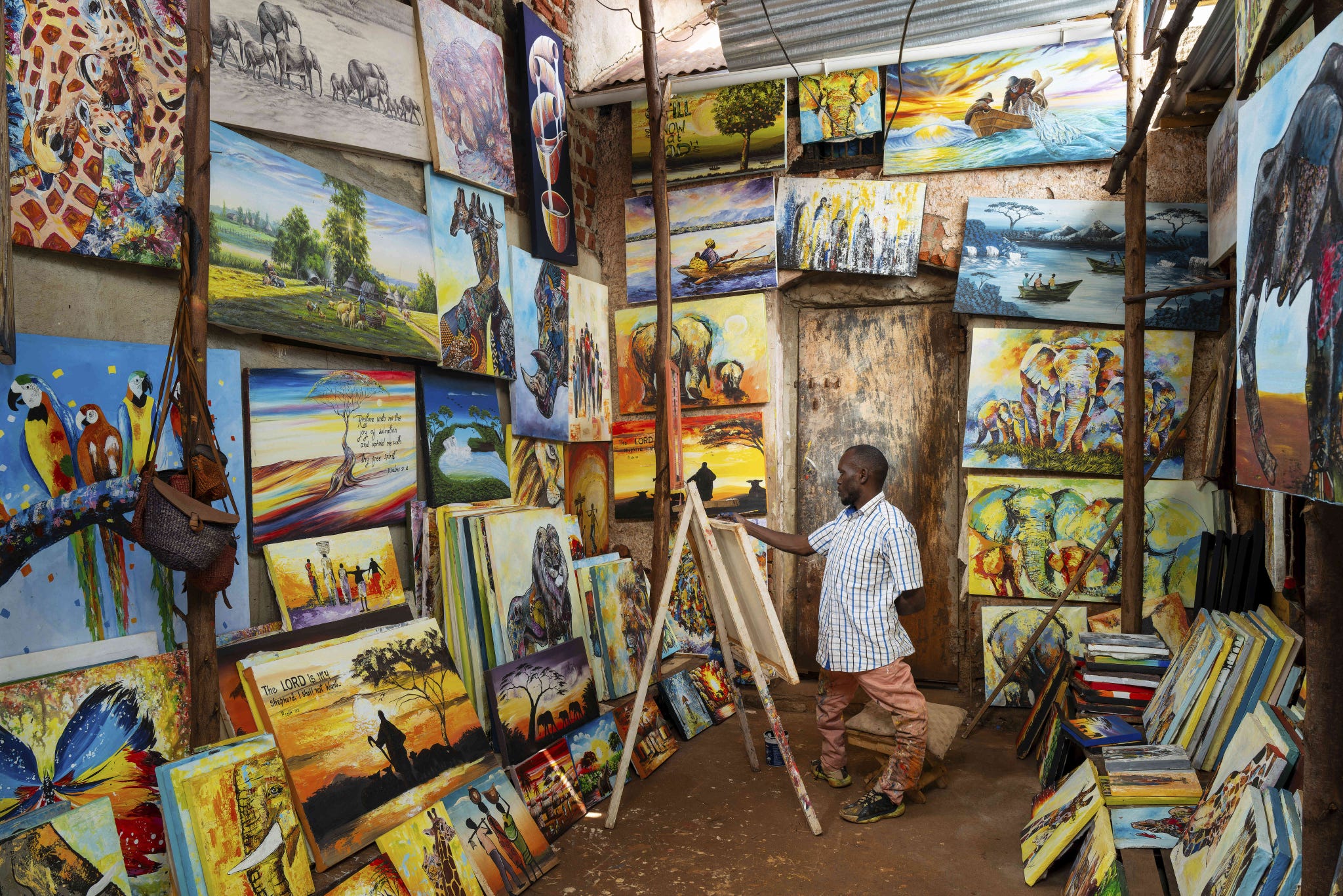 joshua waiswa in zijn atelier