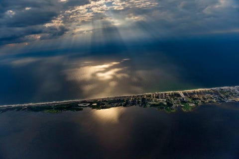 Net voorbij de kust van North Carolina vormt het Hatteraseiland een dunne barrire tussen het vasteland en de open oceaan Een stijgende zeespiegel en toenemende stormen maken Hatteras steeds kleiner beschadigen habitats en historische bouwwerken en dreigen het vasteland bloot te stellen aan de razende storm