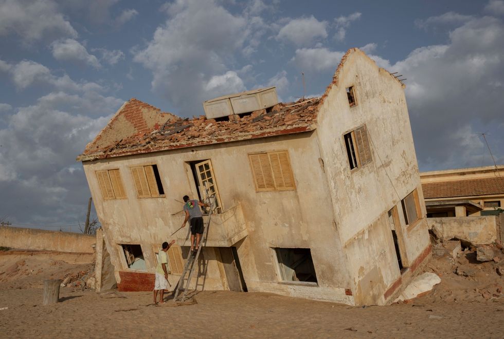 Een huis in Atafona is door de golven verwoest
