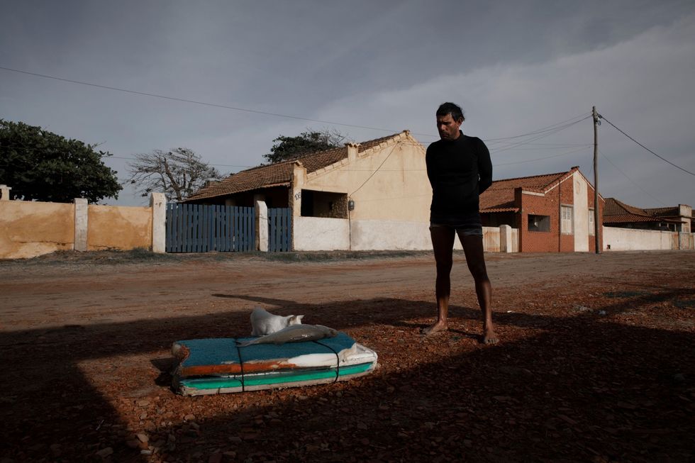Jos Luiz Rosa is visser en woont aan het strand van Atafona In de laatste paar jaar is hij drie huizen aan de oprukkende zee kwijtgeraakt