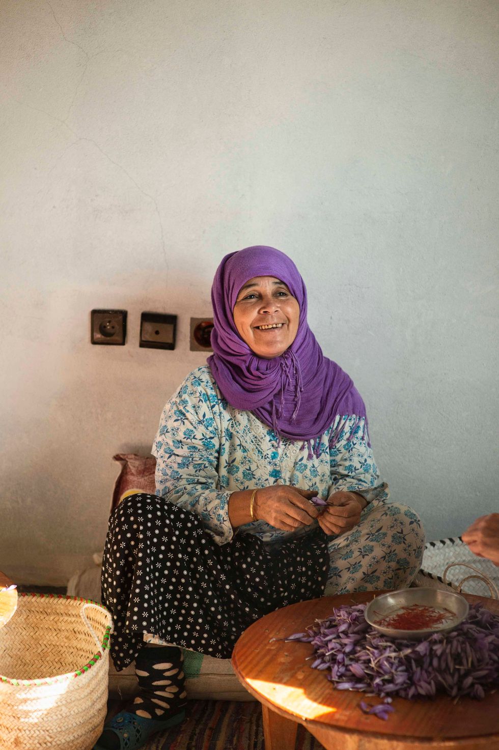 Kebira Boulerra plukt en sorteert de saffraan in haar huis in Taliouine