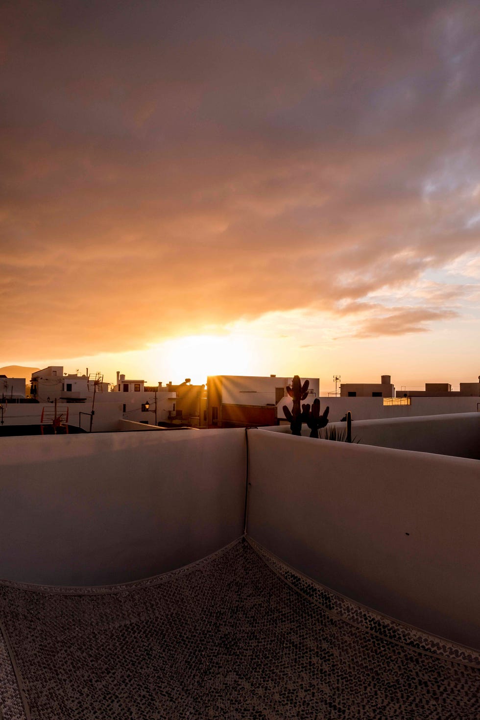 Zonsondergang op een dakterras in Garachico