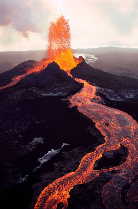 De Puu vulkaankegel op de Klaueavulkaan op HawaDe lokale bevolking gelooft dat Pele de godin van vuur en vulkanen leeft op de vulkaan Klauea en daar met haar magische staf verschillende eruptieuitgangen laat ontstaan Ze speelt een rol in veel plaatselijke folklore Zo staat ze erom bekend zo nu en dan een menselijke vorm aan te nemen maar is ze vooral berucht om haar vurige temperament Terwijl een eruptie soms tientallen huizen verwoest zien velen dit als een voorbode van een huisbezoek van de godin Ze wordt met open armen ontvangen men maakt hun huizen schoon en laat er offers voor haar achter