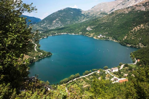Het hartvormige Lago di ScannoVanaf een uitzichtpunt dat te bereiken is via de Sentiero del Cuore het pad van het hart in het Italiaanse dorpje Scanno lijkt het alsof dit meer verborgen tussen de toppen van het Majellagebergte de vorm heeft van een hart Het meer ontstond nadat door een aardverschuiving de rivier was afgesloten Maar volgens volkslegenden is het meer f ontstaan door een uit de hand gelopen vete tussen een heks en een tovenaar of door een vluchtpoging van twee geliefden die zich in het water lieten zakken