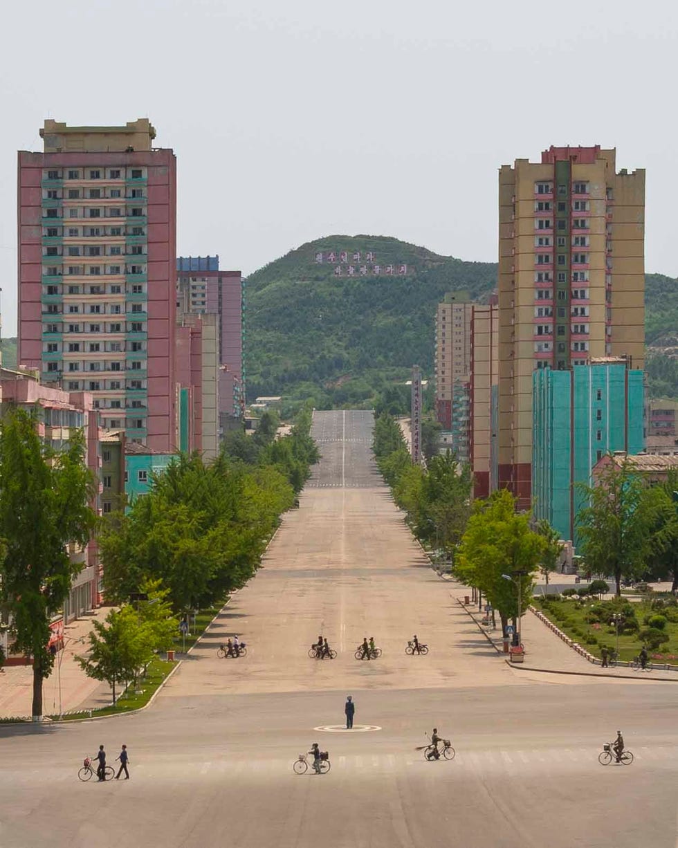 Veel asfalt weinig verkeerhet is een bekendbeeld in NoordKoreazoals hier in Kaesong