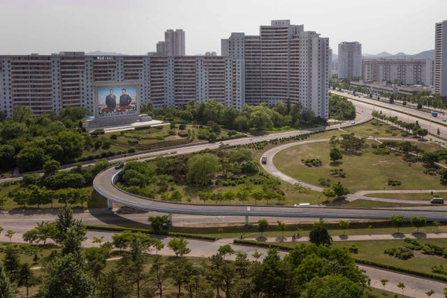 het chongnyon hotel in pyongyangbiedt uitzicht op een van de velebeeltenissen van kim ilsung linksen kim jongil