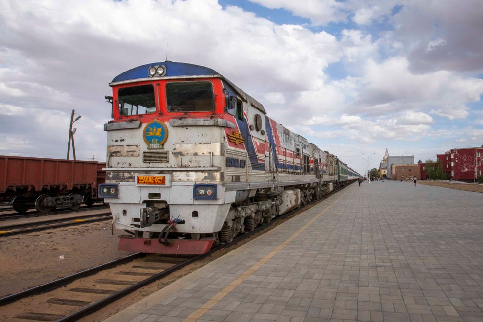 De Mongolische dieseltreinstaat klaar voorvertrek naar hoofdstadUlaanbaatar