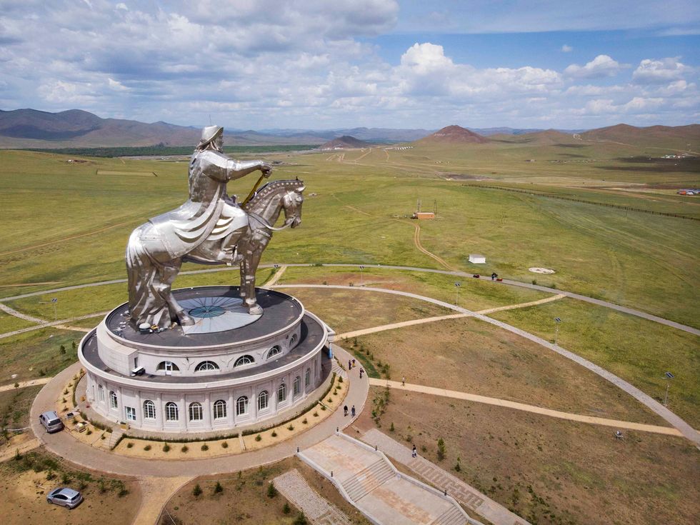 Het ruiterstandbeeld vanDzjengis Khan even tenoosten van UlaanbaatarMongoli is maar liefstveertig meter hoog engemaakt van staal
