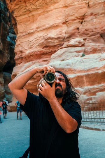 kunstenaar vhils neemt een foto in petra, jordanië