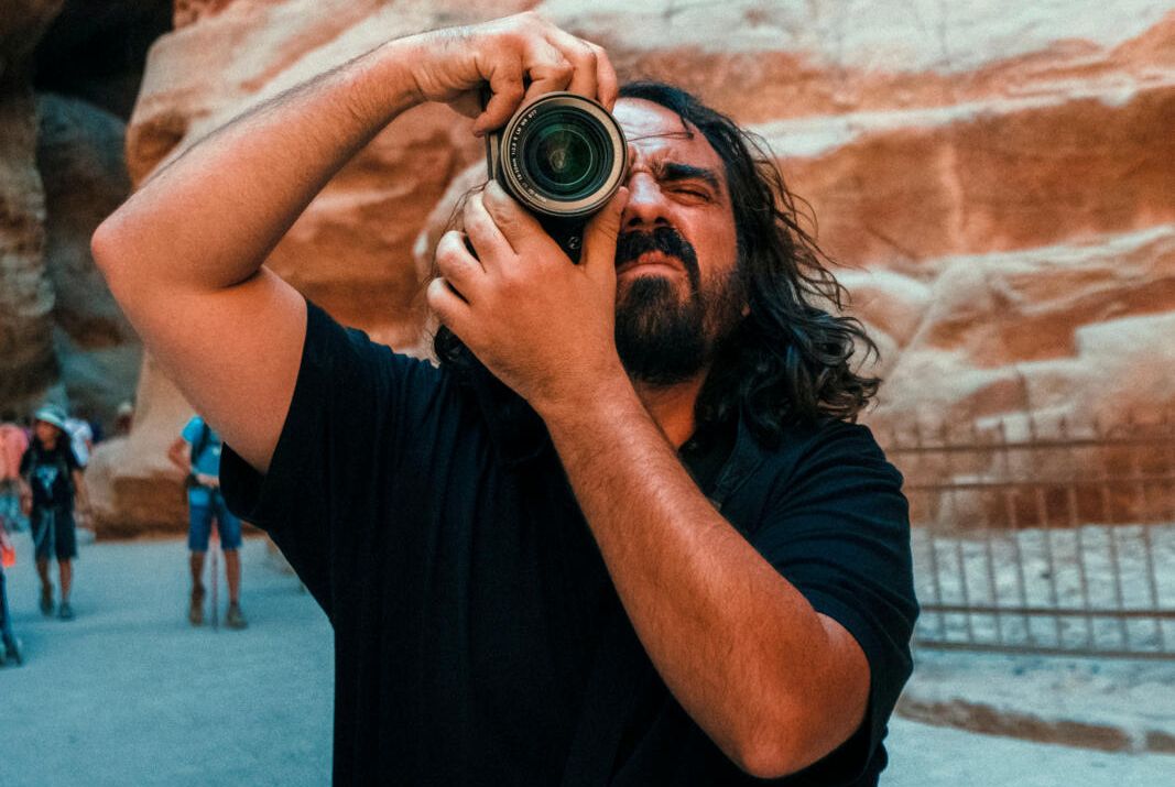 kunstenaar vhils neemt een foto in petra, jordanië