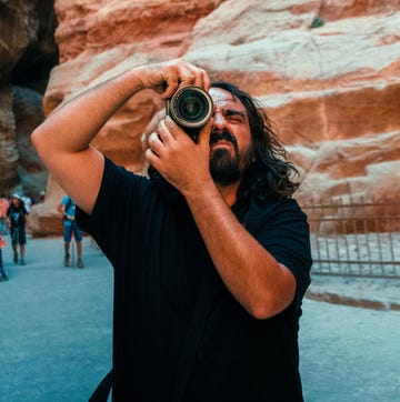 Jordanië door de ogen van een kunstenaar kunstenaar vhils neemt een foto in petra, jordanië