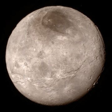 N.v.t. Zoals te zien is op deze foto die op 15 juli werd vrijgegeven is het oppervlak van Charon vol verrassingen