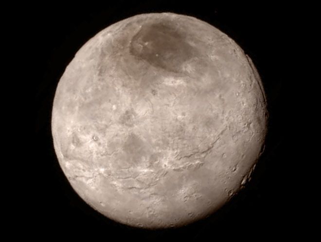 Zoals te zien is op deze foto die op 15 juli werd vrijgegeven is het oppervlak van Charon vol verrassingen